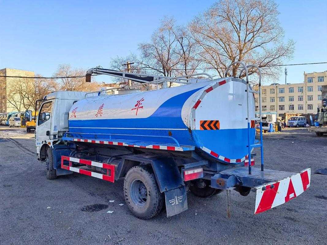 解析2014年中型三座吸粪车 规格、用途与市场价值